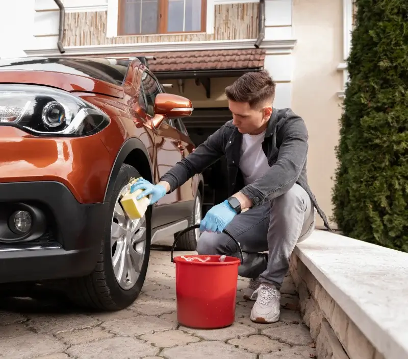 Lavage auto à domicile Pouan-les-Vallées : professionnel intervenant sur un véhicule